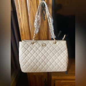 NWT Marilyn Monroe Beautiful Quilted Leather Like Cream Color Purse